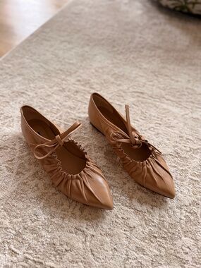 NEW MADE IN ITALY Women’s Tan Pointed-Toe Ruched Ballet Flats with Tie
